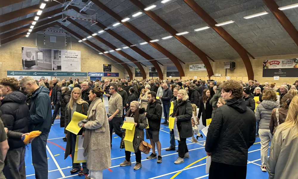 På mange valgsteder var der godt fyldt op sidst på valgdagen 18 november 2025. Her fra Bellevuehallen i Aarhus. Foto: Søren Mulvad.